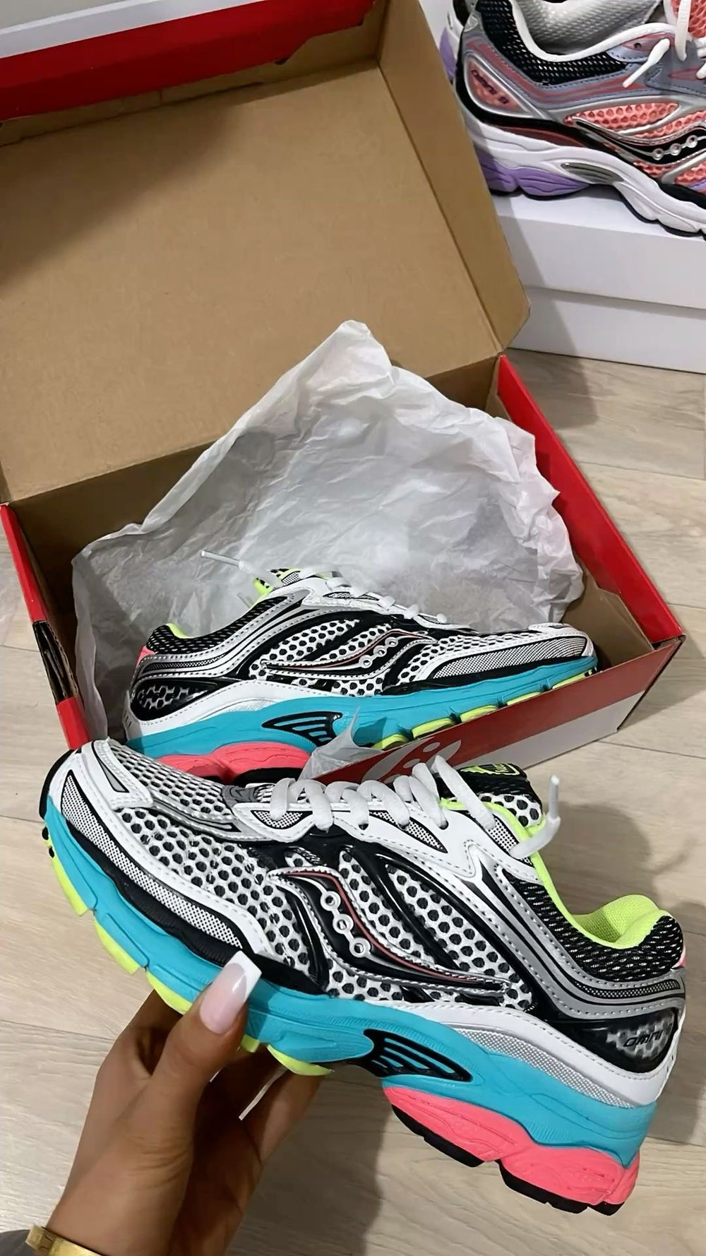 SAUCONY